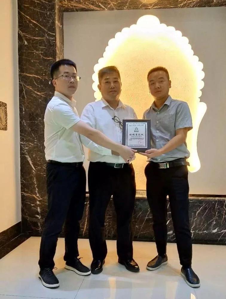 前宇通信与寿仙兹领导授权合影