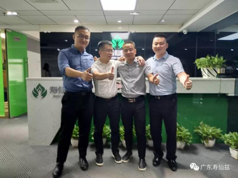 前宇通信领导于寿仙兹拍摄合影